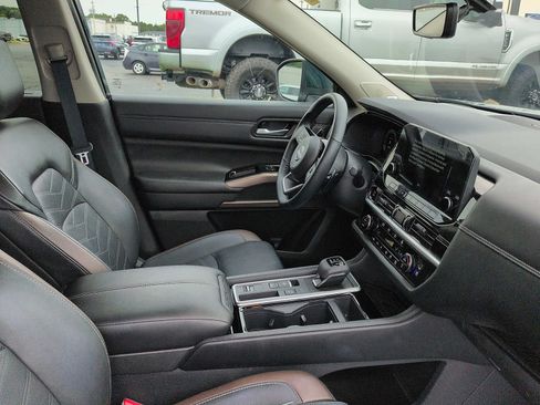 Used 2025 Nissan Pathfinder Platinum FWD image 10