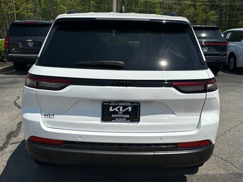 Used 2025 Jeep Grand Cherokee Altitude image 4