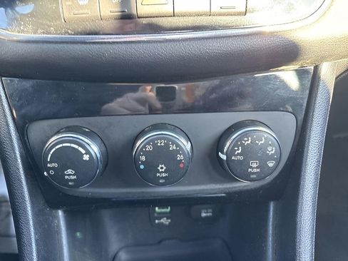 Used 2013 Chrysler 200 Limited w/ Sun & Sound Pkg FWD image 26