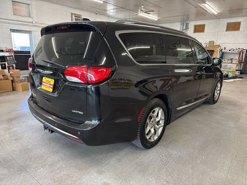 Used 2018 Chrysler Pacifica Limited image 84