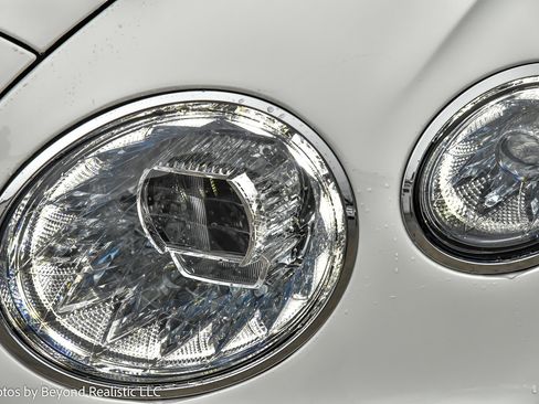 Used 2024 Bentley Flying Spur V8 AWD/4WD image 12