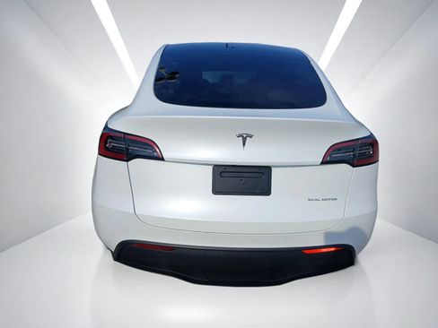 Used 2023 Tesla Model Y AWD image 5