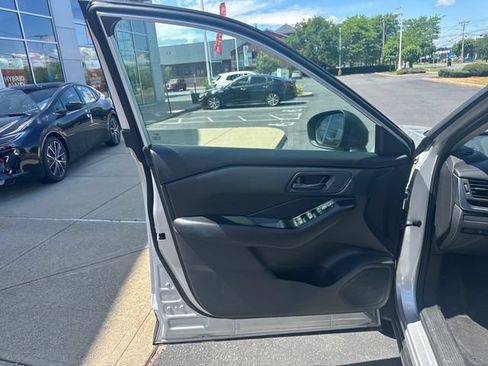 Used 2024 Nissan Rogue S FWD image 12