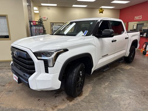 Used 2022 Toyota Tundra SR5 w/ SR5 Convenience Package AWD/4WD image 3