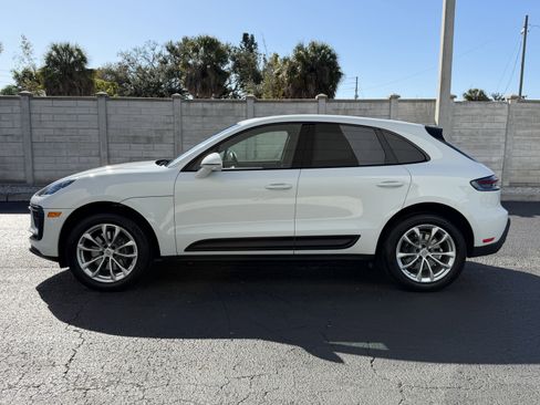 Certified 2022 Porsche Macan image 2