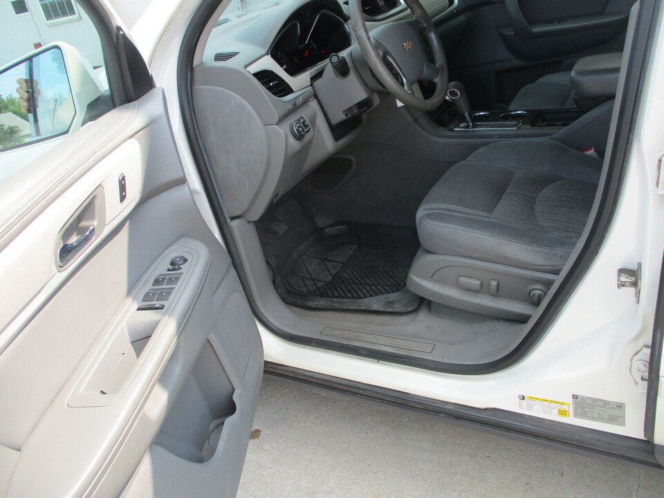 Used 2015 Chevrolet Traverse LT w/ Style and Technology Package FWD image 9