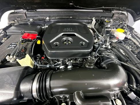 Used 2025 Jeep Wrangler Unlimited Rubicon AWD/4WD image 9