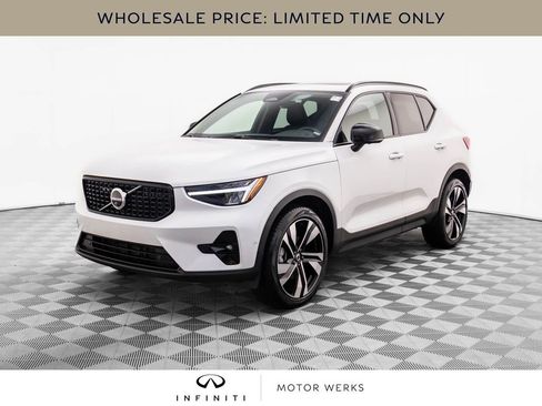 Used 2025 Volvo XC40 B5 Plus image 1