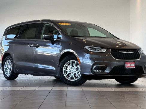 Used 2023 Chrysler Pacifica Touring-L FWD image 2