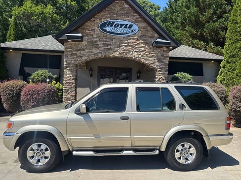 Used 1999 Nissan Pathfinder LE AWD/4WD image 1