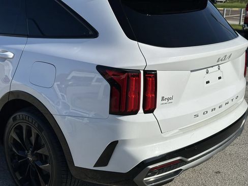 Certified 2022 Kia Sorento SX FWD image 11