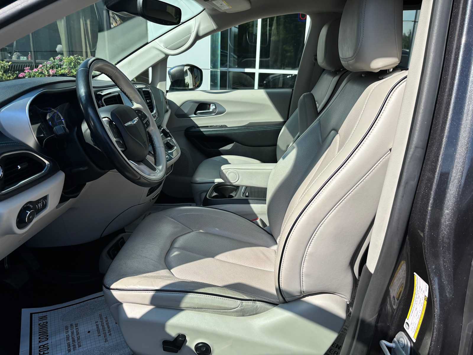 Used 2020 Chrysler Pacifica Limited w/ Advanced Safetytec Group FWD image 22