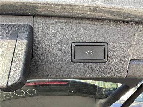 Used 2025 Volkswagen Atlas SEL Premium R-Line image 11