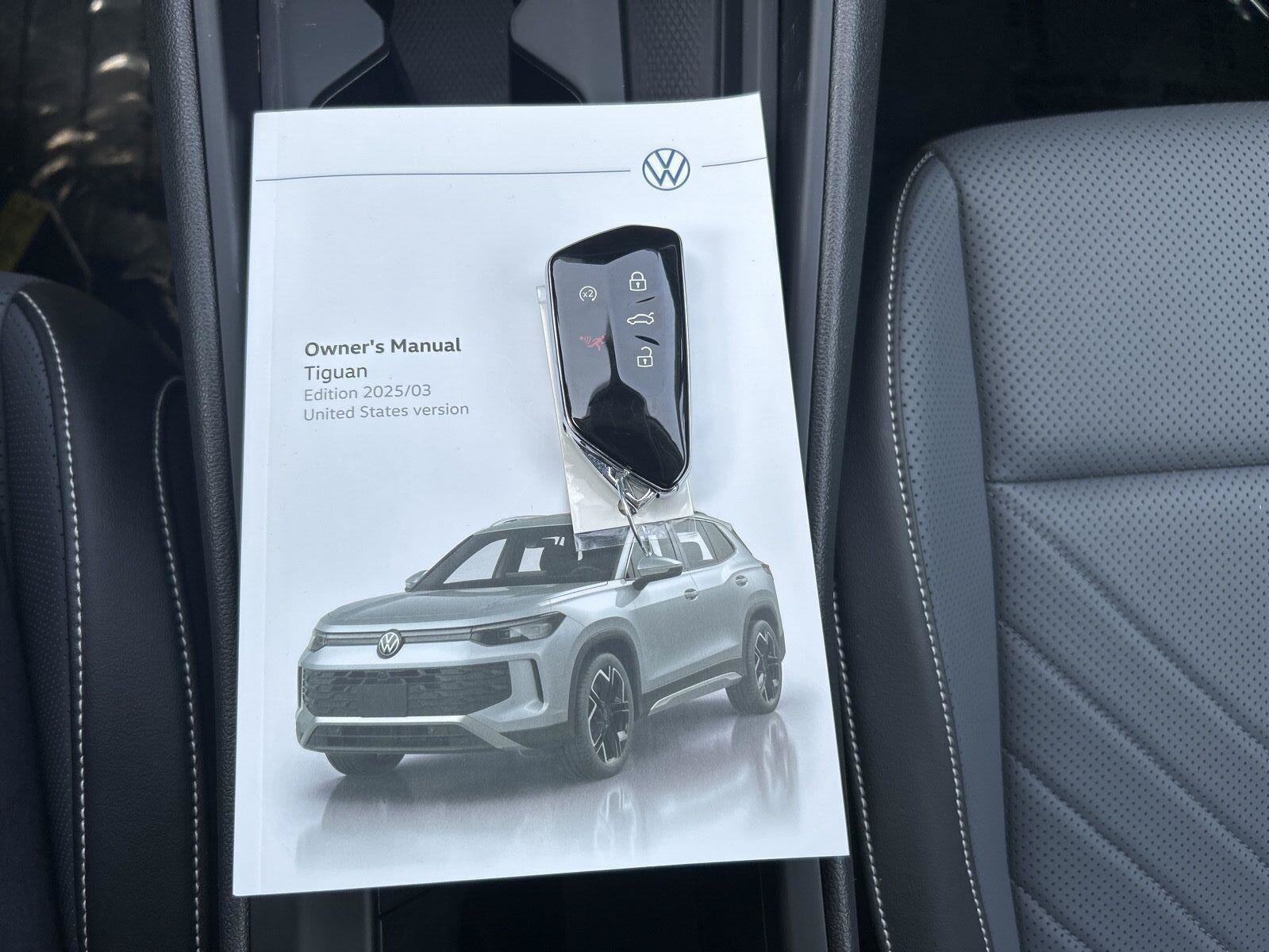 Certified 2025 Volkswagen Tiguan SE w/ Panoramic Sunroof Package AWD/4WD image 3