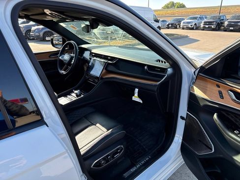 Used 2024 Jeep Grand Cherokee L Summit AWD/4WD image 15