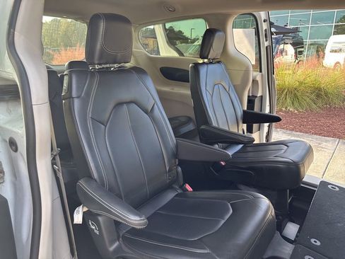 Used 2024 Chrysler Pacifica Touring-L FWD image 25