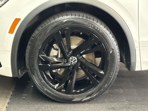 Certified 2023 Volkswagen Tiguan SE R-Line FWD image 11