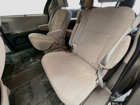 Used 2020 Toyota Sienna LE w/ Carpet Mat Package FWD image 13