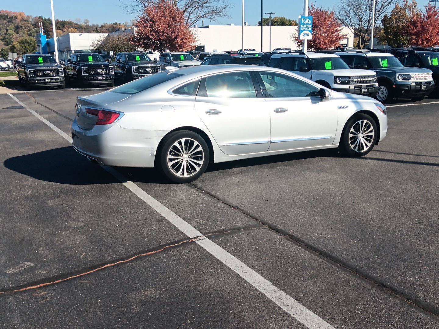 Used 2017 Buick LaCrosse Essence w/ Sun and Shade Package FWD image 4
