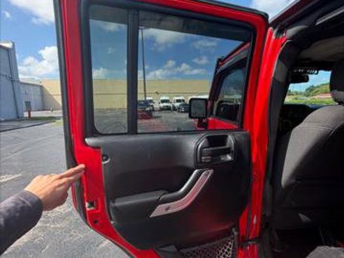 Used 2017 Jeep Wrangler Unlimited Rubicon w/ Connectivity Group image 19