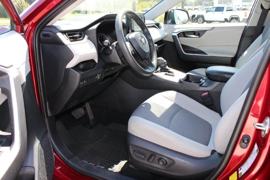 Used 2020 Toyota RAV4 XLE w/ Convenience Package FWD image 11