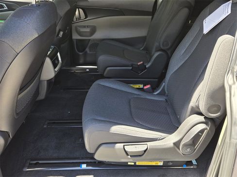 New 2026 Kia Carnival LX image 7