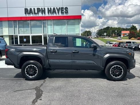 Used 2025 Toyota Tacoma TRD Off-Road AWD/4WD image 2