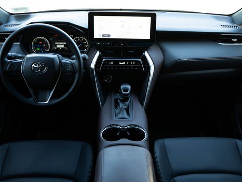 Used 2024 Toyota Venza XLE image 27