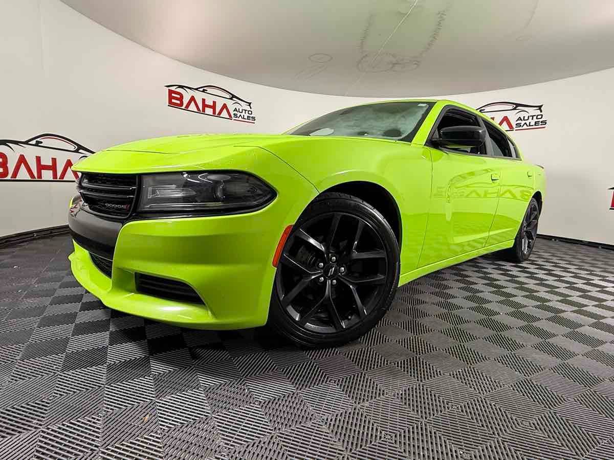 Used 2019 Dodge Charger SXT w/ Blacktop Package RWD image 2