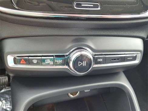 Used 2023 Volvo XC40 B5 Plus image 25