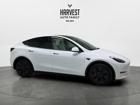 Used 2024 Tesla Model Y Long Range AWD/4WD image 9