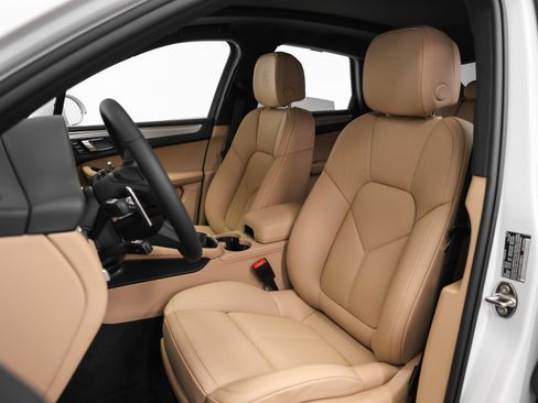 Certified 2026 Porsche Macan AWD/4WD image 37