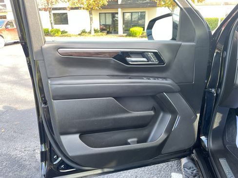 Used 2025 Chevrolet Suburban Z71 image 18
