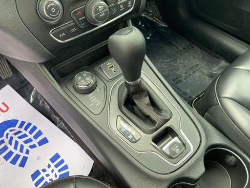 Used 2019 Jeep Cherokee Trailhawk w/ Cold Weather Group AWD/4WD image 18