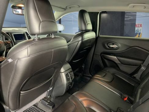 Used 2019 Jeep Cherokee Latitude Plus w/ Comfort/Convenience Group AWD/4WD image 19