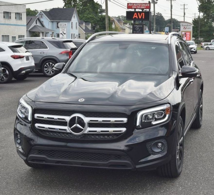Used 2021 Mercedes-Benz GLB 250 4MATIC w/ Premium Package image 1