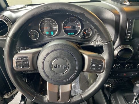 Used 2018 Jeep Wrangler Unlimited Sahara AWD/4WD image 15