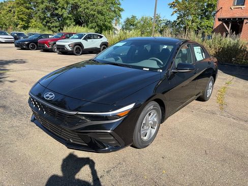 New 2026 Hyundai Elantra SE FWD image 3