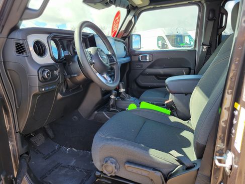 Used 2025 Jeep Wrangler Unlimited Sahara w/ Safety Group image 7