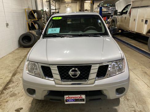 Used 2015 Nissan Frontier SV image 2