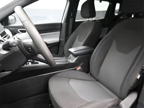 Used 2025 Jeep Compass Sport image 14