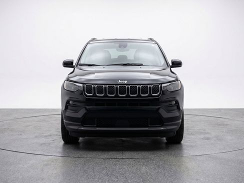 Used 2025 Jeep Compass Latitude image 2