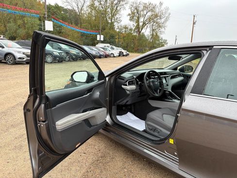 Used 2018 Toyota Camry LE image 9