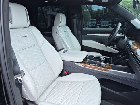 Certified 2026 Cadillac Escalade Platinum Sport w/ LPO, Floor Liner Package AWD/4WD image 45