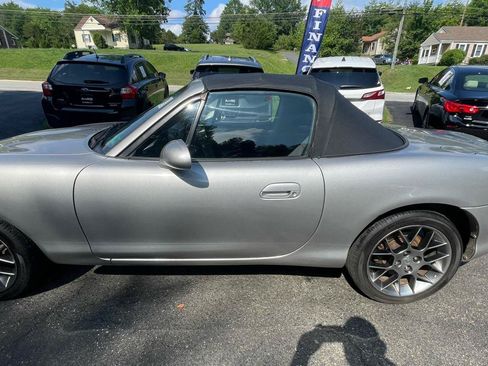 Used 2004 MAZDA MX-5 Miata w/ Cloth Azure Blue Pkg RWD image 3