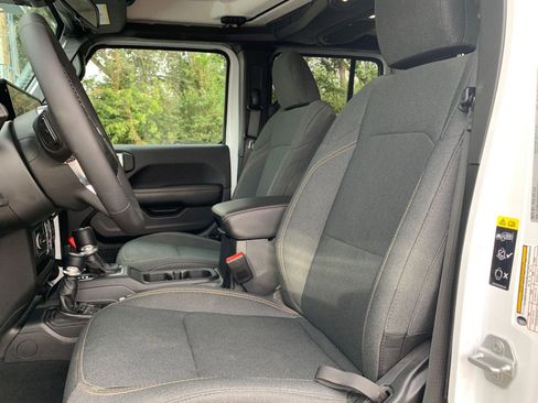 Used 2025 Jeep Wrangler Sahara image 25