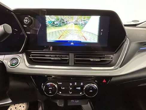 Used 2024 Chevrolet Trax LT w/ Sunroof Package FWD image 24