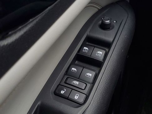 Used 2025 Jeep Compass Limited image 16