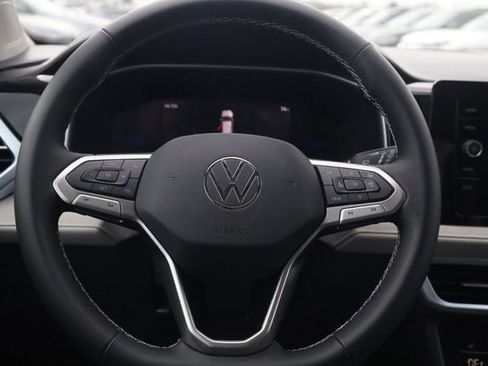 New 2026 Volkswagen Taos SE image 7