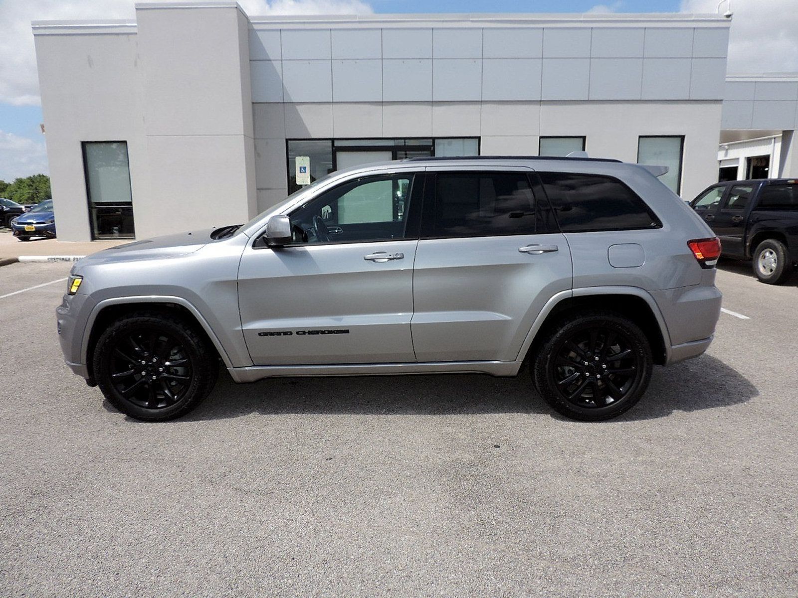 Used 2021 Jeep Grand Cherokee Laredo X RWD image 8